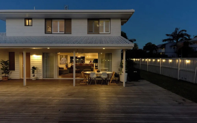 Tugun Retreat - 5BRM Home with Pool