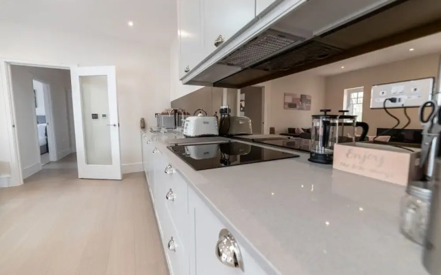 Reading Green Park Village Serviced Apt