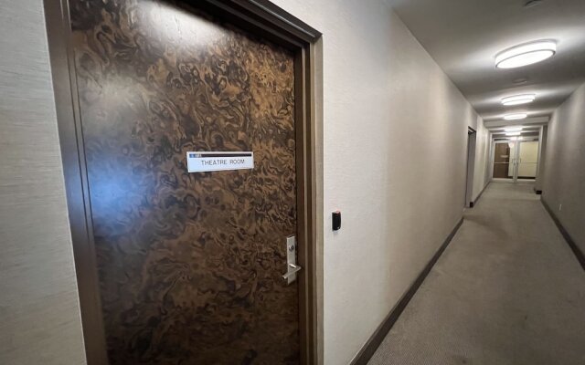 Atlas Suites - Bay & College