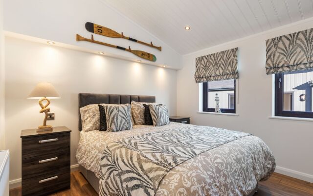 Hiraeth - Luxury Lodge With Hot Tub Close to Beach