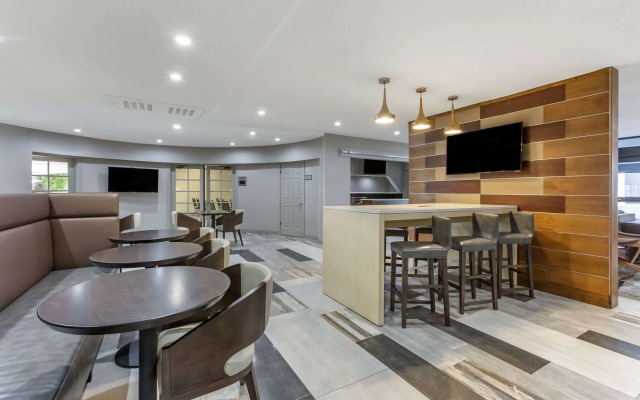 Windmill Suites Surprise - Phoenix, an Ascend Collection Hotel