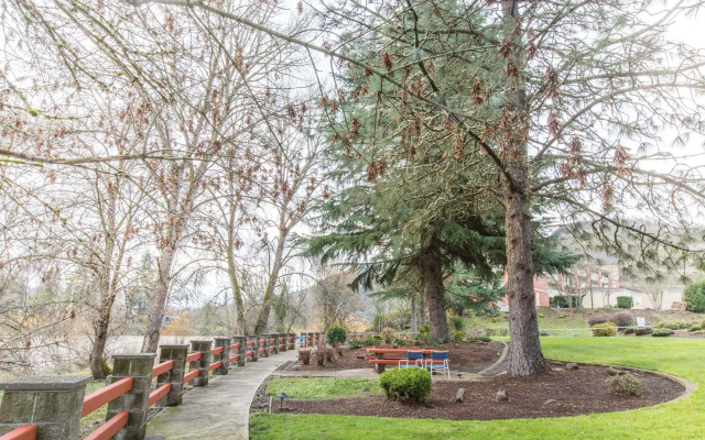 Riverfront Inn Roseburg