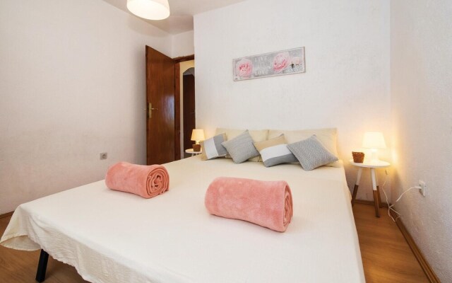 Amazing Apartment in Splitska With 3 Bedrooms and Wifi