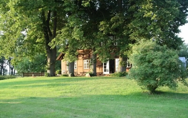 Bauernhaus am Fluss