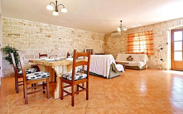 Authentic Villa in Tinjan With Private Pool