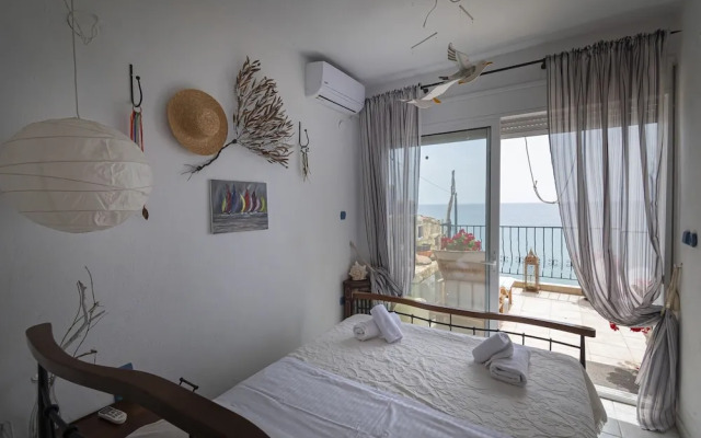 Poseidon Seafront Apartment by Rentalspro