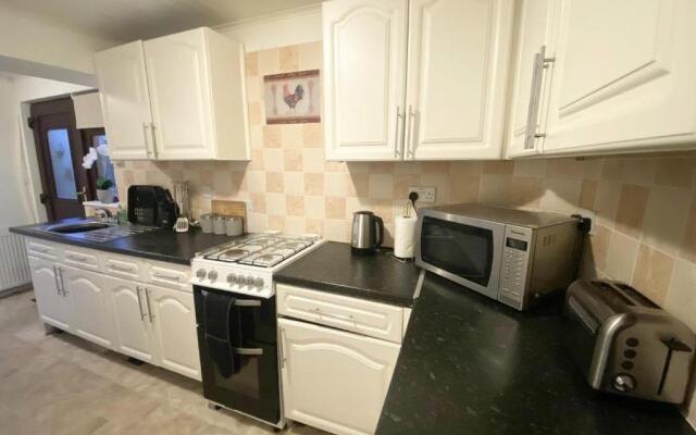 Stunning 4-bedroom Cabin With Hot Tub in Beattock!
