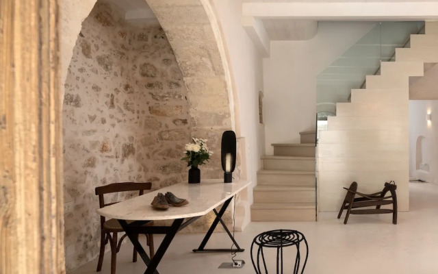 Sutor Chic Manor