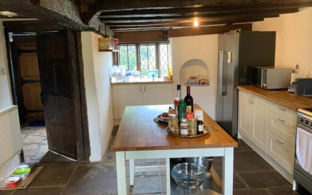 Delightful 4BD Home Full of Flair Edenbridge Kent