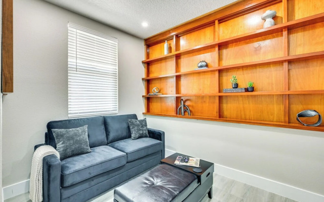 Modern Lakeland Golf Retreat w/ Putting Green