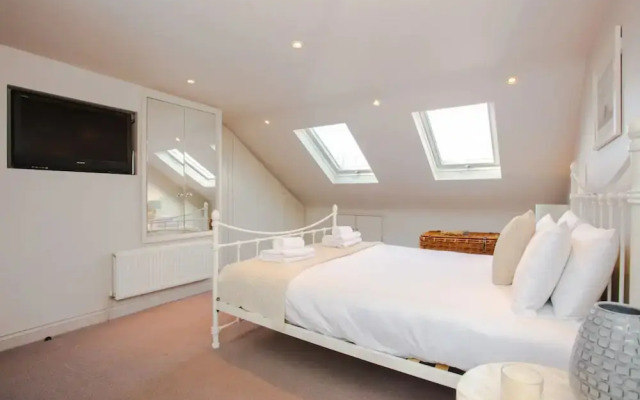 Classic and Elegant 3 Bedroom Apartment With Private Garden