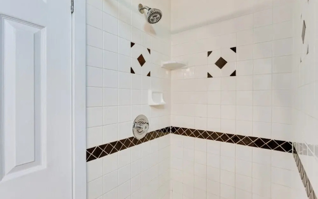 2 Mi to Washington Park: Convenient Denver Home!