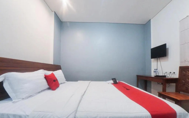 RedDoorz Plus near Green Pramuka Square Mall