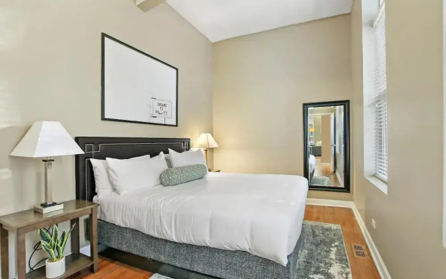 Upscale 4BR in Wicker Park - Damen 1R