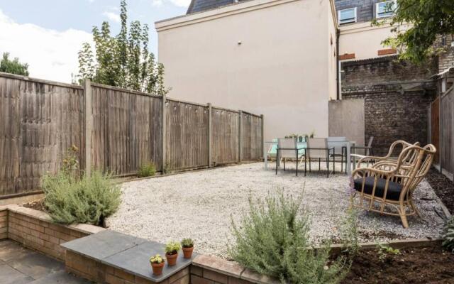 Amazing 4 Bed House wParking 2min walk to Station