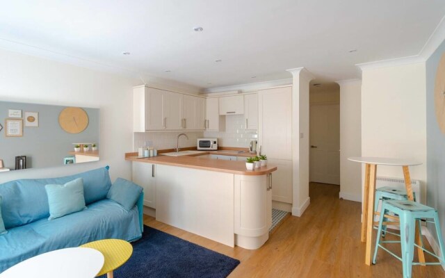 Fantastic 1BR Home - 1 Stop To Canary Wharf!