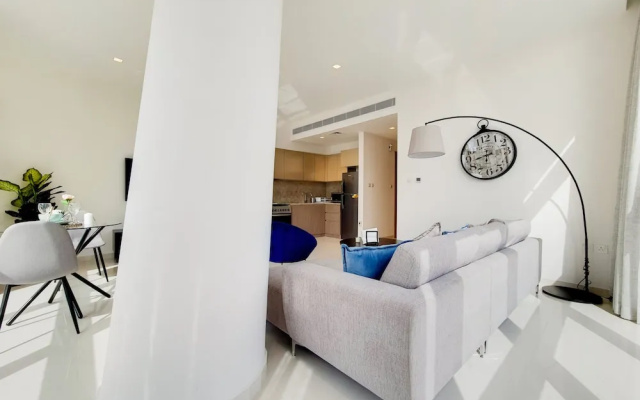 GreenFuture - Panoramic City View From This High-Rise Chic Condo