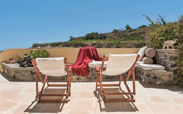 Real Santorini Cave House far From the Crowds
