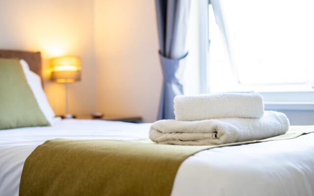 Comfy, 2 Bed House, Sleeps 6 with Garden and Free Parking in Cheltenham