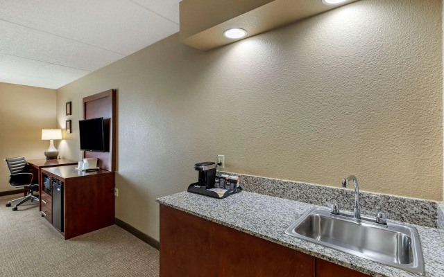 Comfort Inn & Suites Jackson - West Bend