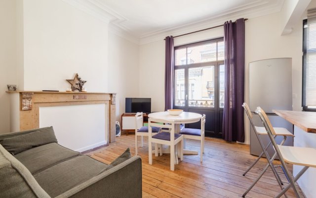 Centrally Located Bright 2 Room Apartment in Trendy st Gilles Self Check in