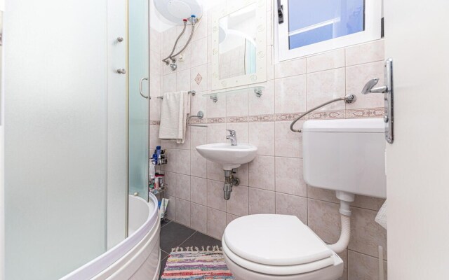 Awesome Home in Okrug Donji With 3 Bedrooms and Wifi