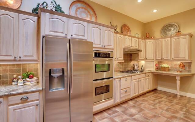 Beautiful Central Fayetteville Townhome w/ Views!