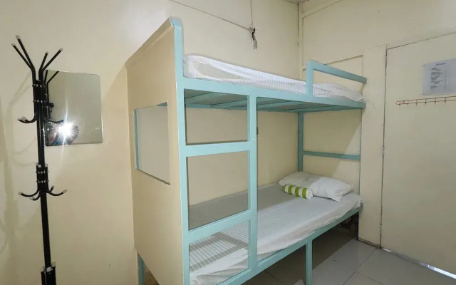 Resort’s Side Hostel near Shangrila