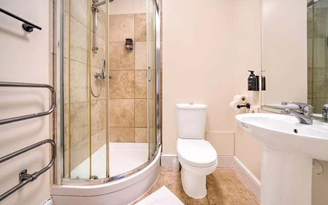 GO2 Gloucester Hotel by OYO