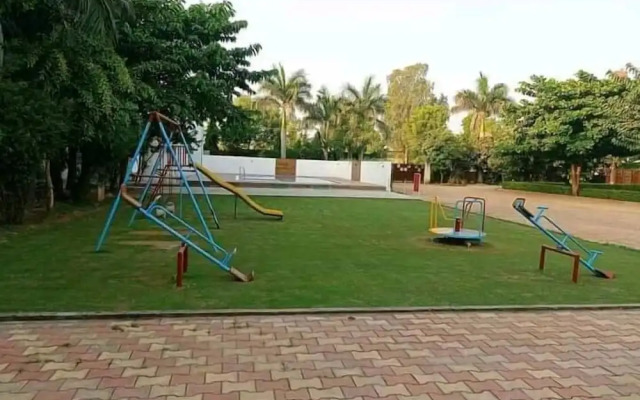 Silver Oak Country Yard Hotel & Resort