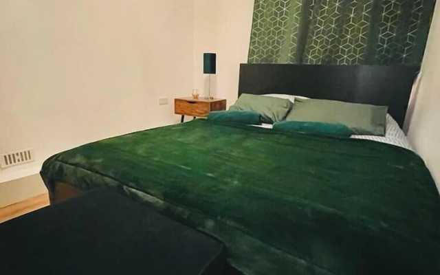 London Luxury Apartments with Jacuzzi Hot tub & Sauna