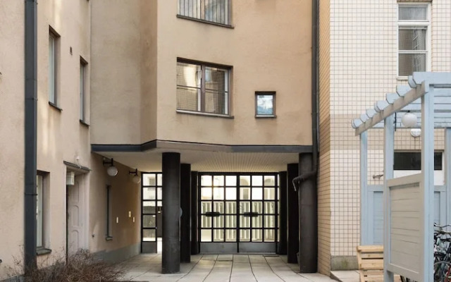 Modern 1BR Apartment with Balcony