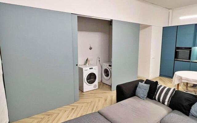 3 BD Old Town Apartment by Hostlovers