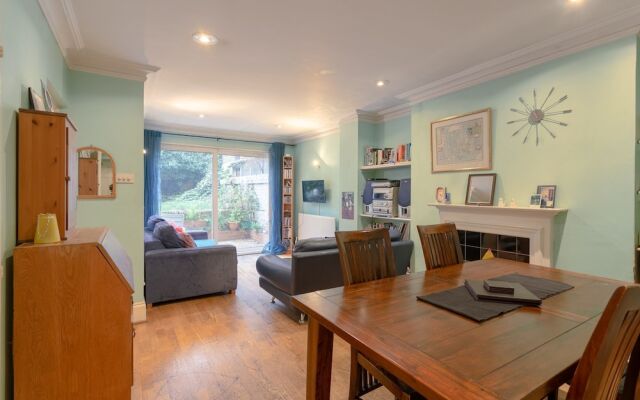 2 Bedroom Apartment With Garden in Chelsea