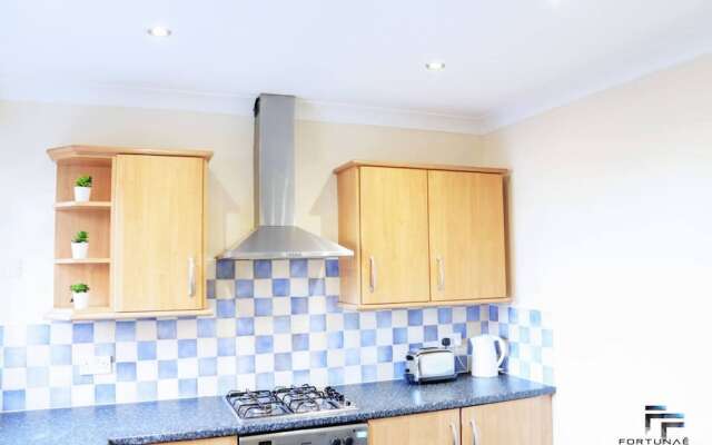 Beautiful 5-bed House Roker Beach