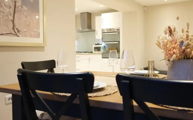 Bicester Villa - 6 Bed - Sleeps 14