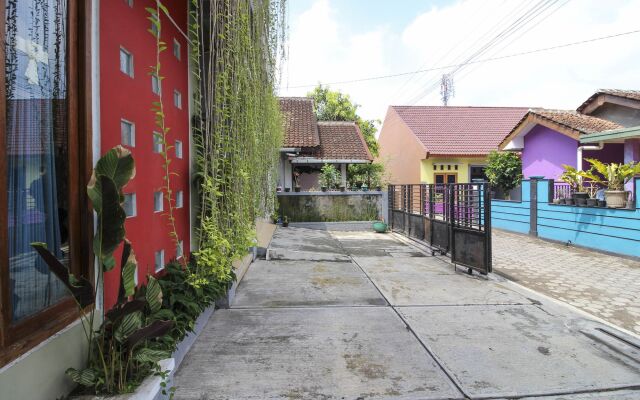 RedDoorz Plus near Hartono Mall