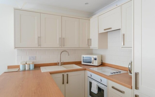 Fantastic 1BR Home - 1 Stop To Canary Wharf!