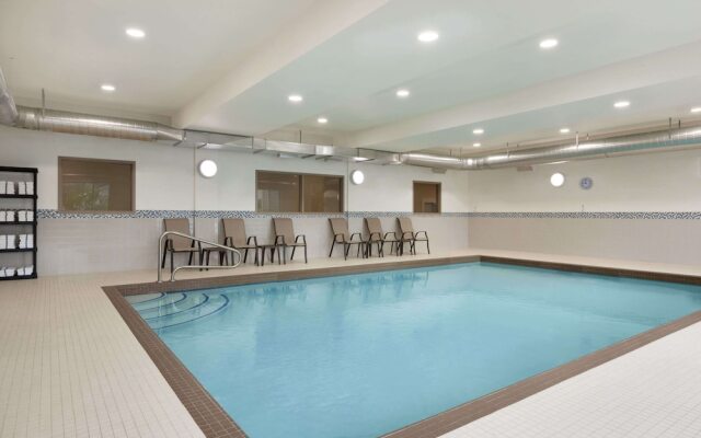 Days Inn and Suites Lindsay