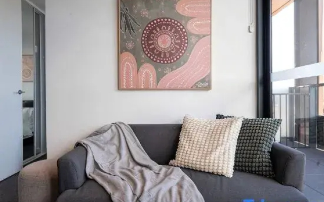Modern 2B Apt with Views Near Swinburne University