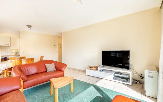 Modern 1st Floor Apartment in Oostduinkerke