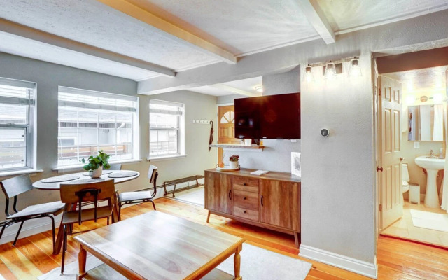 Luxe Denver Condo w/ Community Patio & Grill