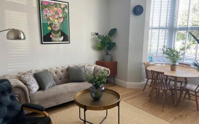 Central, stylish 3 bed apartment with sea views