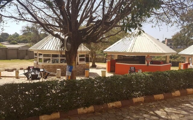 Franzy Suites And Lounge