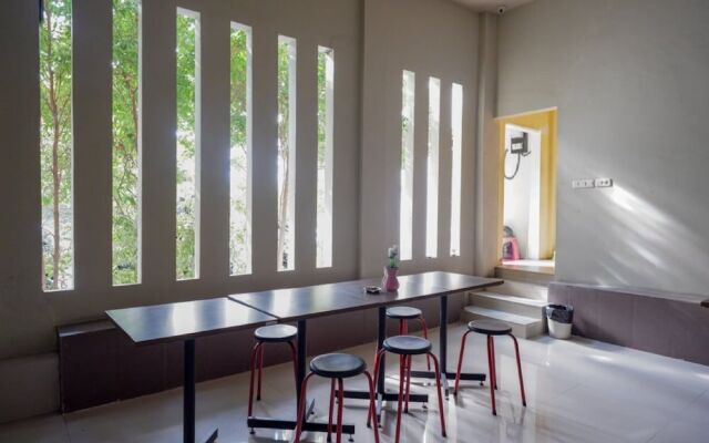 RedDoorz Plus @ Cameloan Hotel Palu