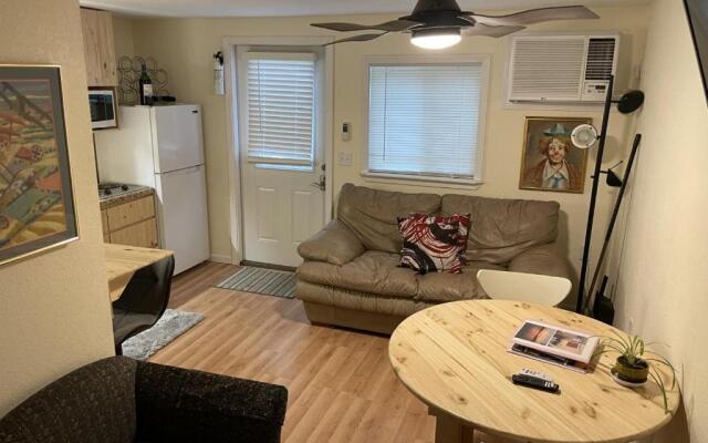 Loft , boat dock, 2 bedrooms , pet friendly
