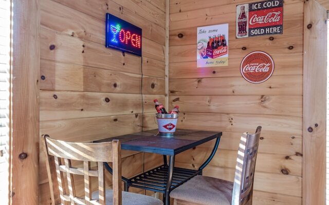 Bear Vista Retreat w HotTub Pool View