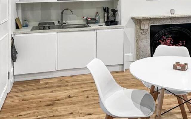 Bright and spacious 1-BDR flat w/ free parking