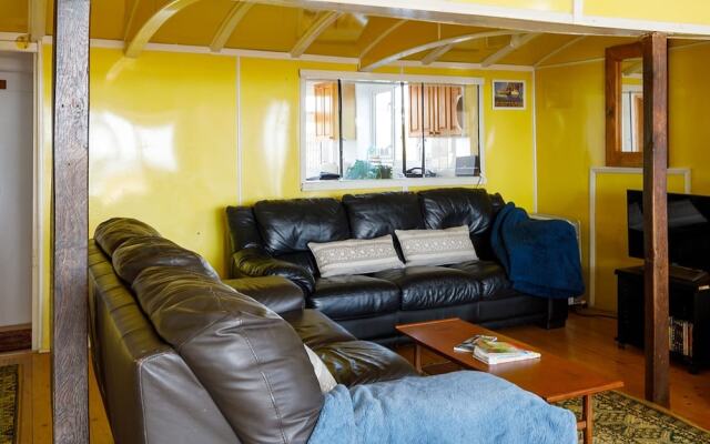 Sunny Seafront Chalet - Sleeps 6