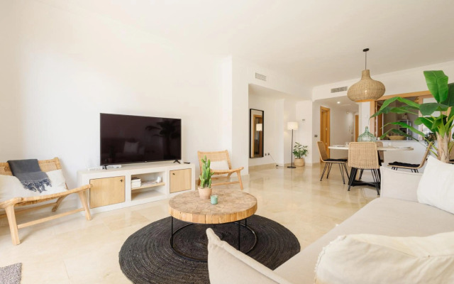 Modern and luxurious holiday home with sea views in Benahavís